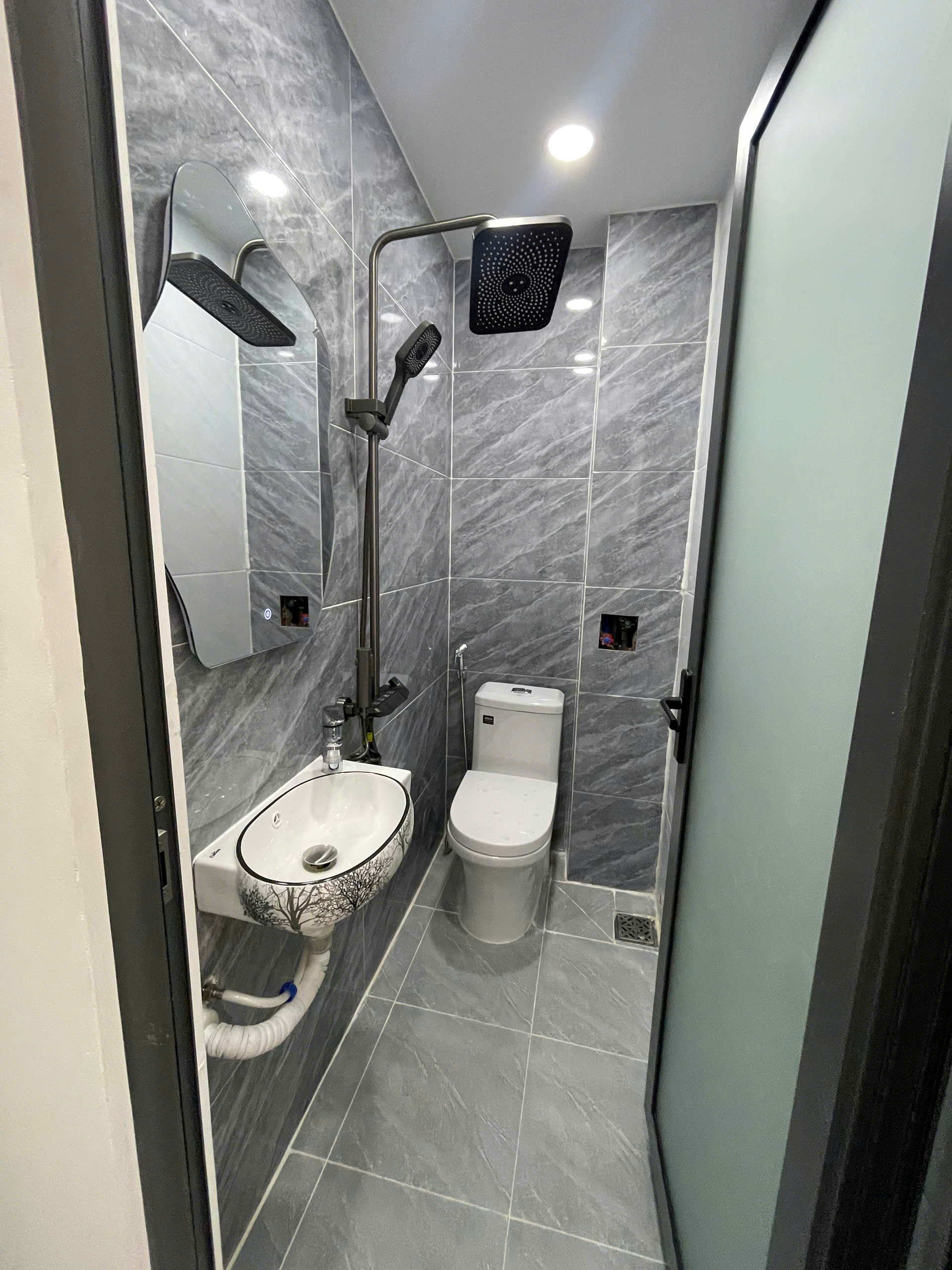 Nhỉnh 2 tỷ nhà mới đẹp phường 15 - Tân Bình - Chủ tặng full nội thất - Hẻm xe hơi trước cửa